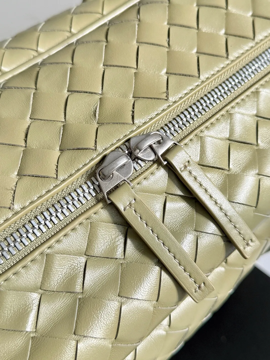 Batch 3960 Let's go on a trip✈️BOTTEGA VENETA travel bag is no heavier than a suitcase. The capacity and lightness of this travel bag are really suitable for short trips. The soft cow leather reduces the burden on the hands and the capacity is very nice. Style number: 765620 Size: 50*41*15cm